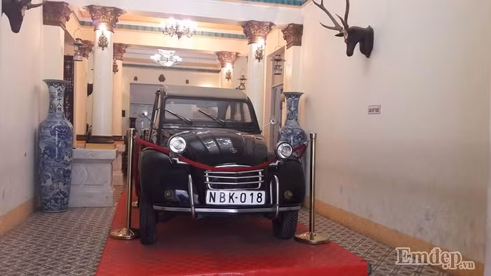 Chiếc xe hơi chỉ có số ít quý tộc bên Pháp mới dám mua, toát lên vẻ sang trọng của gia đình giàu có bậc nhất Nam kỳ lúc bấy giờ.