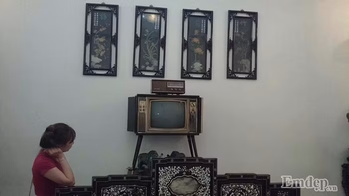 Chiếc tivi đen trắng chỉ có những gia đình quyền quý, chức tước trong xã hội mới sử dụng.