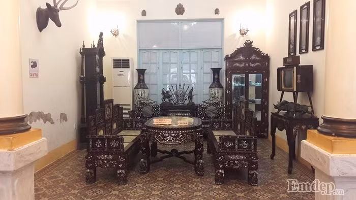 Bên trong ngôi nhà, những bộ bàn ghế đều được khảm xà cừ rất tinh xảo.