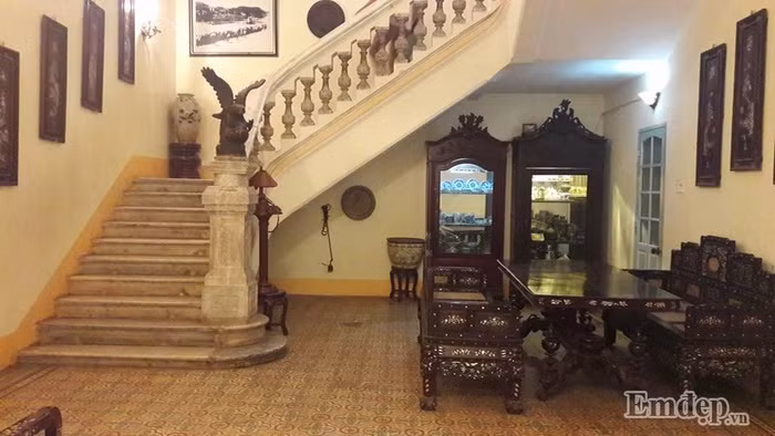 Khu nhà gồm 2 tầng nổi bật bởi kiến trúc Pháp lộng lẫy, bề thế. Tầng trệt của ngôi nhà có 2 phòng ngủ, 2 đại sảnh khá rộng và cầu thang dẫn lên lầu. Tầng lầu có 3 phòng ngủ, 2 đại sảnh, nơi có đầy đủ tiện nghi với giường đôi, tivi, điện thoại, đồng hồ, máy lạnh, tủ áo và một bàn viết.