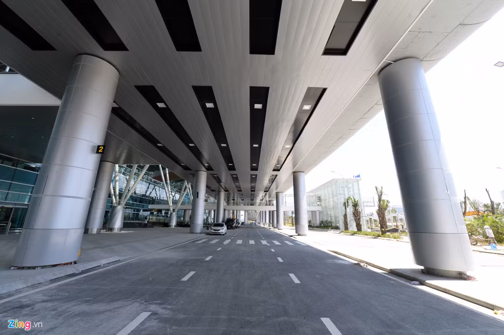 Hạng mục cầu vượt trước nhà ga với diện tích xây dựng 7.500m2, dài 623m, mặt cắt ngang hai đầu cầu rộng 7m, lề đi bộ 1m, phần tiếp giáp nhà ga rộng 11m, lề đi bộ 2m đảm bảo 2 làn xe chạy và 1 làn xe dừng. Ảnh: Zing.