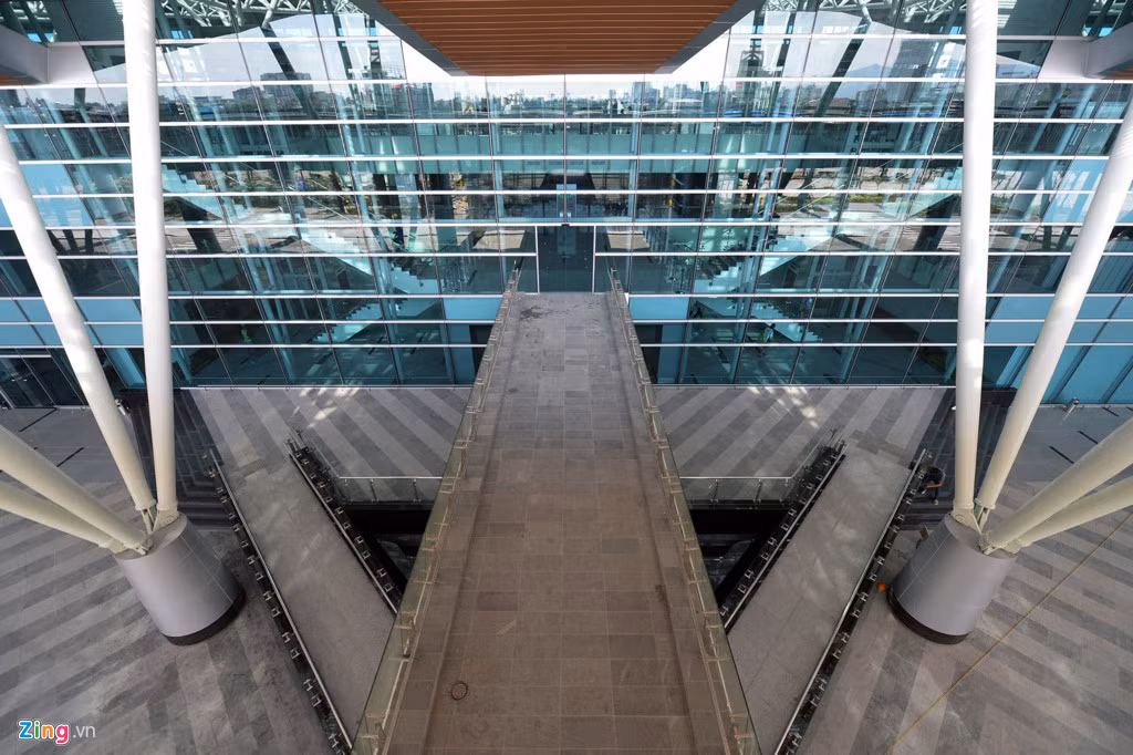 Hiện mặt tiền tại sảnh ga đi của sân bay gần như hoàn thiện. Một số chi tiết nhỏ đang được công nhân lắp ráp, trang trí. Ảnh: Zing.