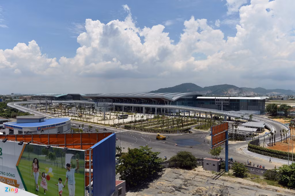 Nhà ga quốc tế 3.500 tỷ ở Đà Nẵng có hình tuyến tính tương đồng với nhà ga hiện hữu, được thiết kế thành 2 công trình đi và đến riêng biệt gồm 40 quầy thủ tục hàng không, 20 quầy thủ tục xuất cảnh, 22 quầy thủ tục nhập cảnh, 10 cửa ra tàu bay… Ảnh: Zing.