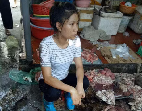 Hai nguoi hat chat ban vao hang thit lon bi xu ly the nao?