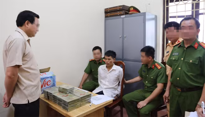 “Cuu van” van chuyen 52 banh heroin gia 100 trieu sa luoi-Hinh-2