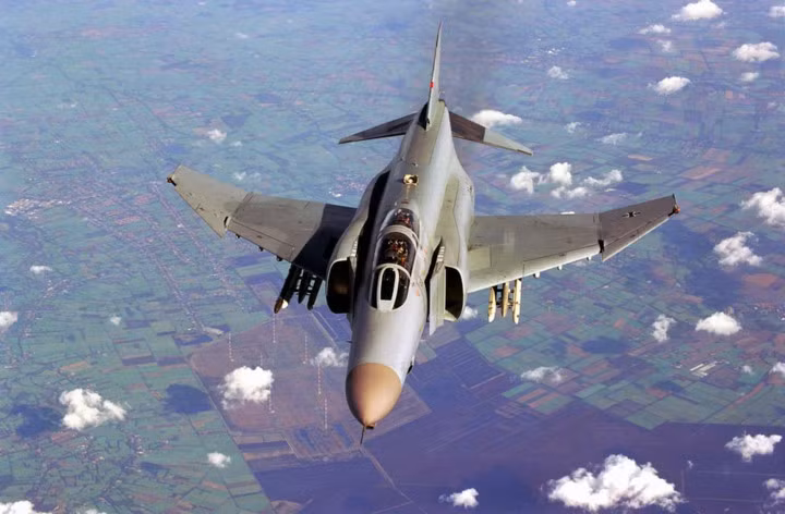 F-4 Phantom là chiếc máy bay cổ nhất trong số này. Đây là chiến đấu cơ siêu thanh tầm xa được đưa vào sử dụng lần đầu vào năm 1960.