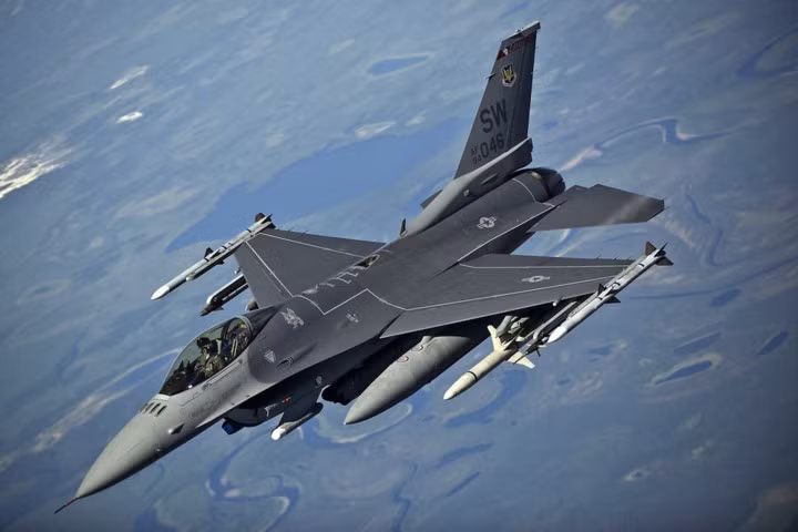 F-16 Fighting Falcon là tiêm kích được thiết kế ban đầu cho mục đích chiến đấu ban ngày nhưng sau đó được sử dụng cho nhiều mục đích khác nhau. Cho đến nay có tới hơn 4.500 chiếc F-16 Fighting Falcon đã được sản xuất.