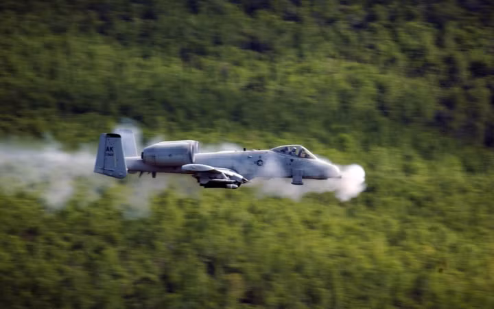 Phần khung của cường kích A-10 Thunderbolt được làm bằng chất liệu đặc biệt để bảo vệ buồng lái và hệ thống điều khiển giúp máy bay có thể tiếp tục bay dù bị trúng đạn và hư hại nặng.