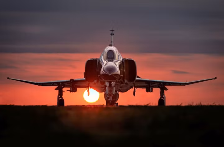 Dù là chiến đấu cơ cỡ lớn, F-4 Phantom vẫn có tốc độ rất ấn tượng là Mach 2,2 (gấp 2 lần tốc độ âm thanh) và có thể mang theo gần 8,4 tấn vũ khí bao gồm tên lửa không đối không, không đối đất và nhiều loại bom khác nhau.