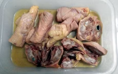 Những thực phẩm đó gồm: Đầu và cổ các loại gia cầm như vịt, gà, chim… là nơi tập trung phần lớn hormone tăng trưởng. Nếu con bạn ăn nhiều các thực phẩm này sẽ gây hại cho quá trình phát triển cơ thể của trẻ nhỏ.