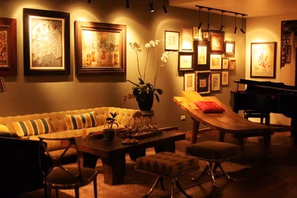 Trái ngược với vẻ cổ kính của ngôi nhà, nội thất được diva Hồng Nhung chọn lựa rất tinh tế. Vừa mang tính hiện đại và ứng dụng cao nhưng lại phù hợp với không gian xưa cũ của ngôi nhà. Ảnh: VTC News.