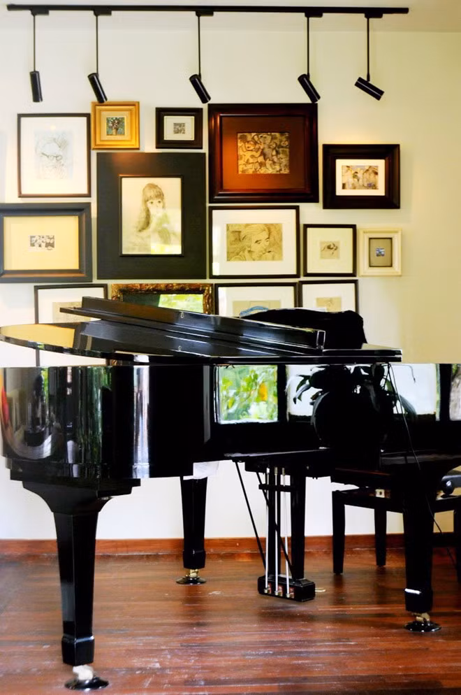 Những bức tranh được treo trên tường cùng cây đàn piano là điểm nhấn trong một không gian sống đậm tính nghệ sỹ của diva. Ảnh: VTC News.