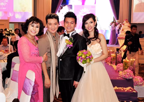  3. MC Quỳnh Chi và con trai đại gia Diệu Hiền MC Quỳnh Chi kết hôn khi tuổi đời mới 22 cùng với Trần Văn Chương, là con trai của nữ đại gia thủy sản Diệu Hiền. Đám cưới này cũng một thời nổi đình nổi đám ở Việt Nam khi biết độ chịu chơi của nhà chú rể khi có 10 siêu xe rước cô dâu ở Cần Thơ. Trong đó có 3 chiếc Rolls-Royce, giá khoảng hơn 25 tỉ/chiếc. Một chiếc Bentley Continental Flying Spur khoảng 10 tỉ. Ảnh: Ngoisao.net.