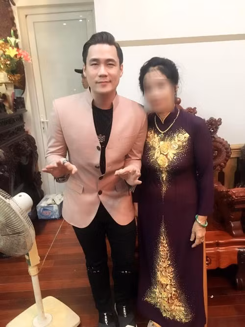 Hôn lễ còn vô cùng đặc biệt khi mở tiệc suốt 3 ngày để thiết đãi hơn 3.000 bà con dân làng. Một người bạn chú rể tiết lộ đã mất đến 4 ngày để dựng hoàn thiện sân khấu đám cưới. Ảnh: Dân Việt.