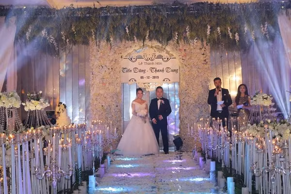 Điểm nhấn hôn lễ là đoàn xe rước dâu với hàng loạt siêu xe đình đám như Rolls-Royce Phantom Drophead, Rolls-Royce Phantom Sedan, Rolls-Royce Ghost,... ước tính lên tới con số 60 tỷ đồng. Ảnh: Vietnamnet.