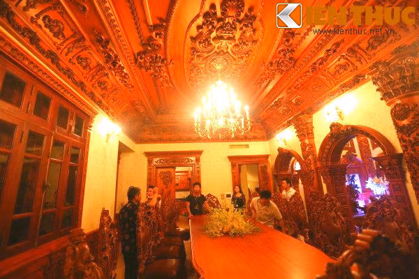 Kiến trúc bên ngoài hoành tráng vẫn chưa đủ để lâu đài Tổng Hải Sơn (Phủ Lý - Hà Nam) trở thành một trong những tòa lâu đài đắt giá và hoành tráng nhất Việt Nam hiện nay. Với nội thất chủ đạo bằng loại gỗ gõ đỏ quý hiếm được thiết kế từ trên xuống dưới đã tạo lên sự sang trọng và đẳng cấp cho gia chủ. Ảnh: Hải Ninh.