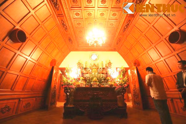 Theo ý tưởng của chủ nhà là muốn tạo nên cho mình một hình tượng tôn nghiêm và bề thế. Mặt khác, nội thất làm bằng gỗ rất hợp mệnh phong thủy với gia chủ và ngoài gỗ ra, chủ nhà còn trưng bày rất nhiều loại đồ cổ quý hiếm. Ảnh: Hải Ninh.