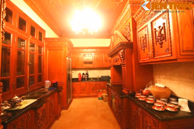 Để có được sự hoàn mỹ, gia chủ đã không ngần ngại bỏ thêm hàng tỷ đồng để thiết kế lắp đặt hệ thống đèn cao cấp để làm nổi bật các chi tiết tinh xảo của trần nhà, tường hay các hoa văn được chế tác từ gỗ quý. Riêng phần nội thất bằng gỗ trong tòa biệt thự trăm tỷ đã tiêu tốn hơn gần 100 tỉ đồng, trong đó có những cây gỗ nguyên khối có giá trị rất cao. Ảnh: Hải Ninh.