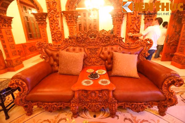 Xuất phát từ mong muốn đó, đơn vị thiết kế đã thiết kế cho tòa lâu đài hệ thống đèn chiếu sáng như các loại đèn chùm, đèn tường, đèn trang trí cao cấp... để làm nổi bật lên các chi tiết tinh xảo của trần nhà, tường hay các hoa văn được chế tác từ gỗ quý. Ảnh: Hải Ninh.