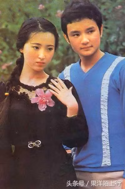 Trần Hiểu Húc và Âu Dương Phấn Cường từ thủa hàn vi đầy khó khăn, sao Hoa ngữ cả hai còn trẻ măng.