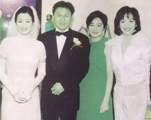 Lâm Thanh Hà và Mai Diễm Phương chụp trong đám cưới của Củng Lợi.