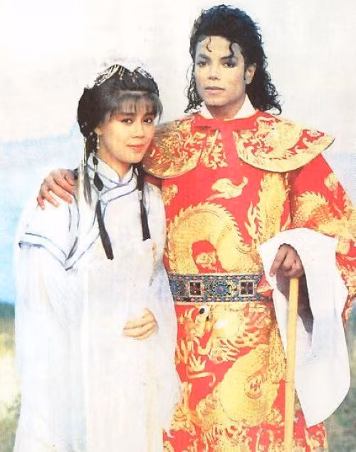 Michael Jackson chụp ảnh kỷ niệm với Lương Bội Linh.