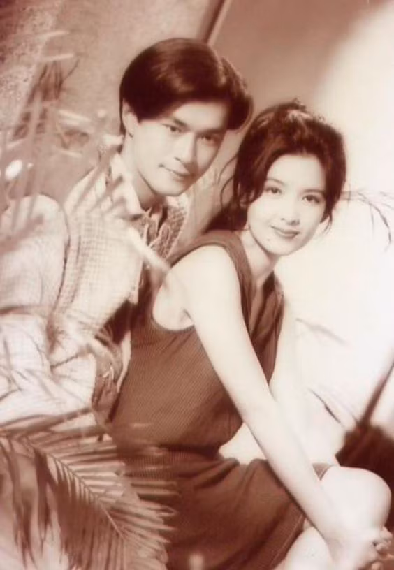 Trước khi hóa thân vào nhân vật Dương Quá, Cổ Thiên Lạc là diễn viên được mời đóng minh họa MV cho nhiều ca sĩ nữ, trong đó có Châu Huệ Mẫn.