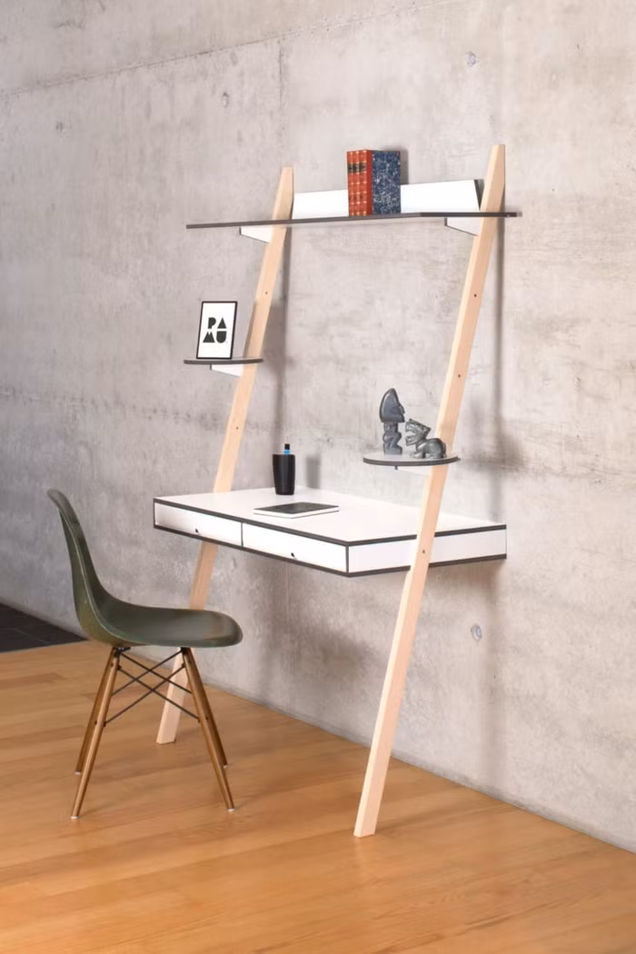 Đây là chiếc bàn có thiết kế nhỏ gọn, không chiếm quá nhiều không gian, giúp bạn có thể làm việc tại nhà. Chiếc bàn được gắn liền với tường, chân bàn cũng là kệ để cất trữ những đồ đạc bạn hay sử dụng khi làm việc.