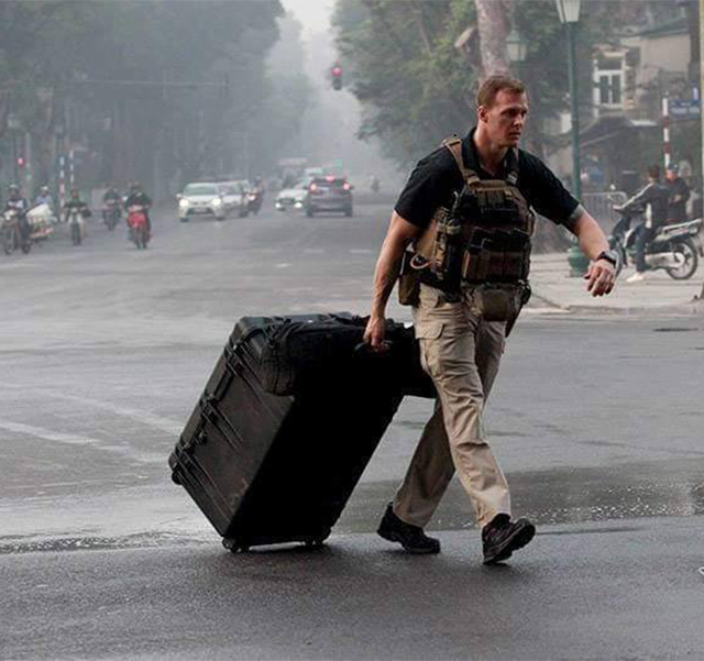 Khách sạn nơi Tổng thống Donald Trump nghỉ hồi tháng 11/2017, đặc vụ Mỹ xuất hiện dày đặc với nhiều thiết bị trên các tuyến phố. Đặc vụ Mỹ trang bị vũ khí liên tục kiểm tra an ninh tại khu vực khách sạn Metropole.