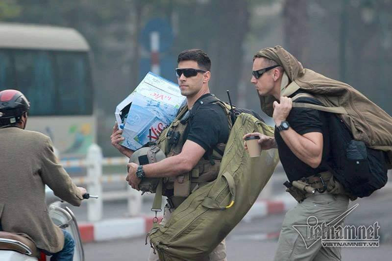 Trong các chuyến công du nước ngoài của Tổng thống Mỹ, các mật vụ phải làm việc hết công suất. Nhân viên mật vụ Mỹ đều thành thạo kỹ năng sơ cứu cơ bản và được huấn luyện để giữ bình tĩnh trong mọi hoàn cảnh nguy hiểm nhằm trợ giúp nhiều người nhất có thể.