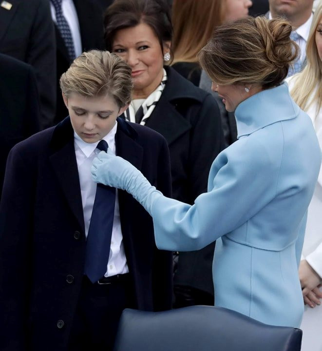 Mỗi lần xuất hiện, cậu út nhà Trump lại khiến hàng triệu cô gái liêu xiêu vì gương mặt điển trai, thần thái lạnh lùng, đầy quyến rũ. Bà Melania từng tiết lộ con trai chỉ thích mặc trang phục thể hiện sự đứng đắn, chững chạc như vest và sơ mi trắng.