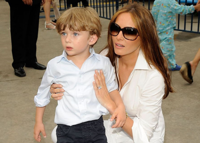 Từ nhỏ, cậu bé đã sở hữu vẻ ngoài xinh xắn, đáng yêu với mái tóc vàng và làn da trắng mịn hệt búp bê.