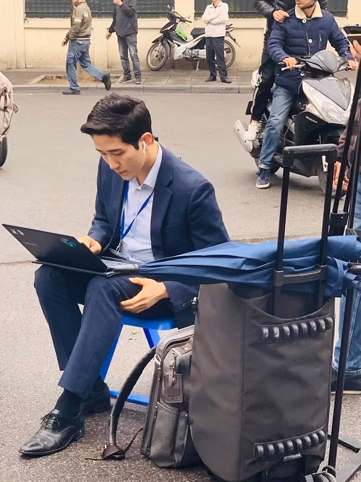 Sáng nay (26/2), giữa hàng trăm phóng viên tác nghiệp đưa tin về sự kiện Hội nghị thượng đỉnh Mỹ-Triều tại Hà Nội, 1 nam phóng viên Hàn Quốc đã gây ấn tượng mạnh với ngoại hình vô cùng điển trai.