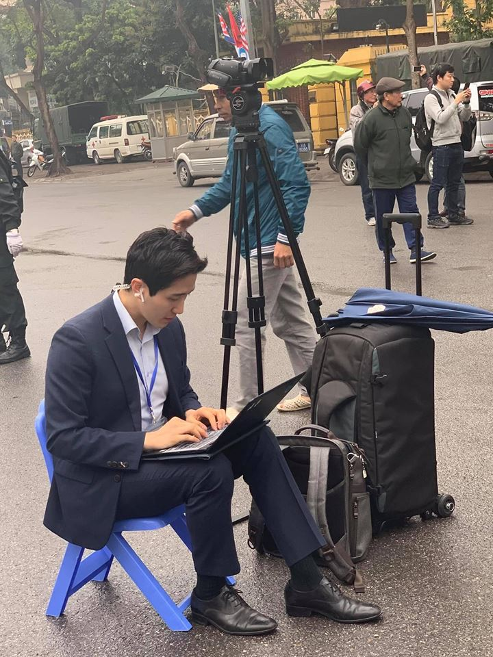 Hình ảnh "góc nghiêng thần thánh" của anh được đăng tải lên Facebook đã nhanh chóng được chia sẻ chóng mặt.