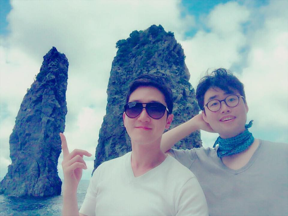 Anh chàng không chia sẻ nhiều hình ảnh tại trang cá nhân. Trong một số khoảnh khắc đời thường được chia sẻ, anh diện đồ trẻ trung và thu hút.