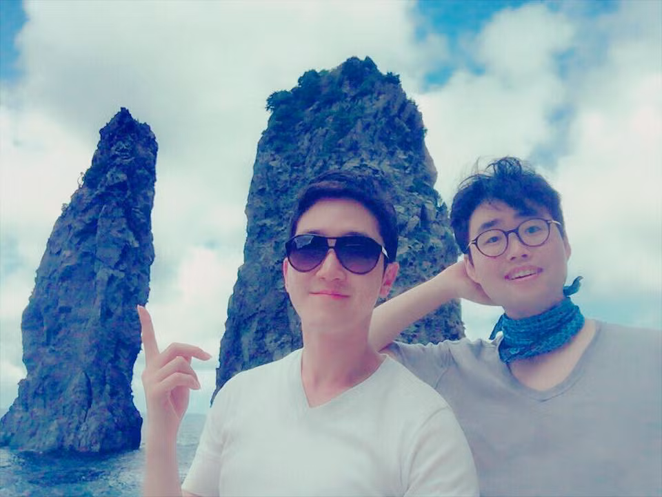 Anh chàng không chia sẻ nhiều hình ảnh tại trang cá nhân. Trong một số khoảnh khắc đời thường được chia sẻ, anh diện đồ trẻ trung và thu hút.