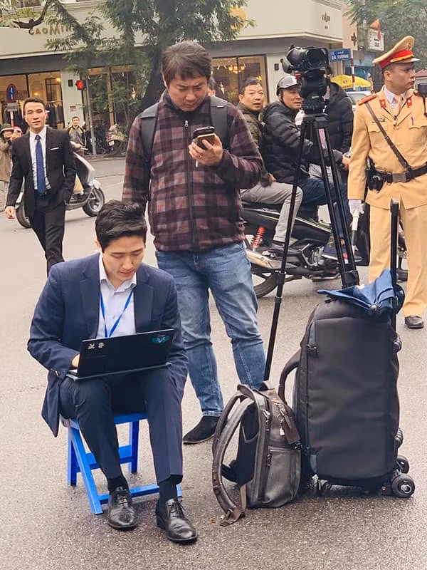 Trong hình ảnh, nam phóng viên gây chú ý bởi ngoại hình lịch lãm, tác phong làm việc chuyên nghiệp với các trang thiết bị máy móc hiện đại.