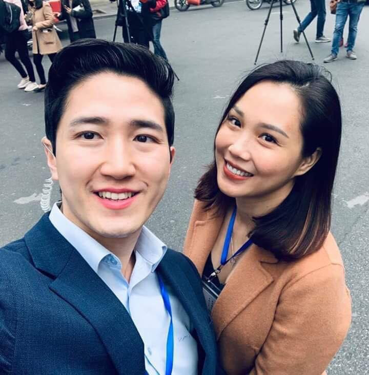 Cận cảnh vẻ đẹp trai, lịch lãm của nam phóng viên. Ảnh: FB