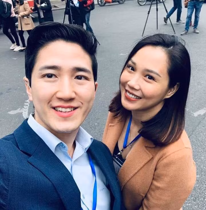 Cận cảnh vẻ đẹp trai, lịch lãm của nam phóng viên. Ảnh: FB