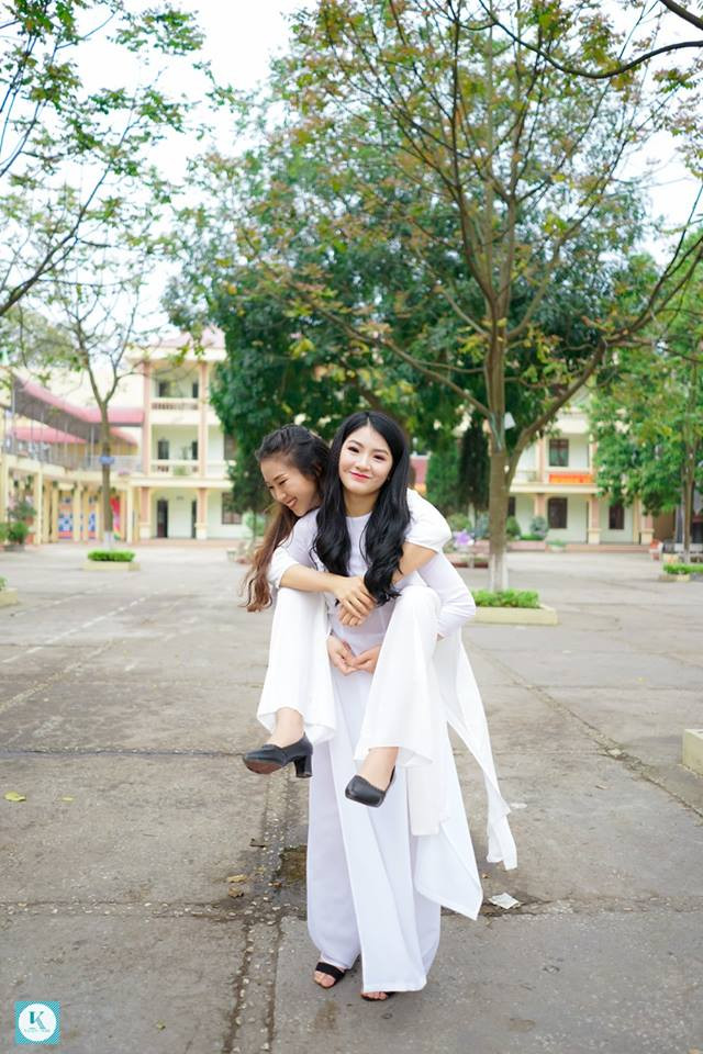 10X khá nổi bật ở trường nhờ sở hữu ngoại hình xinh xắn. Khoảnh khắc Uyên vui vẻ với bạn bè.