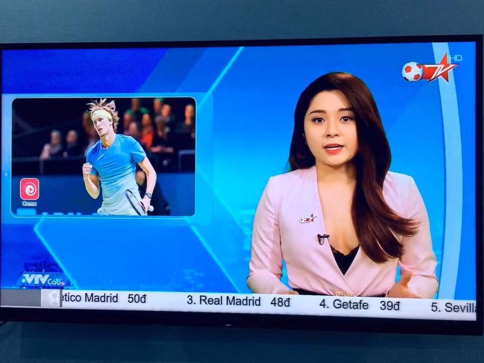 Một số bình luận của cư dân mạng đưa ra ý kiến phản đối cách ăn mặc này: "Phải như vậy mới đông khán giả xem" hay "Biên tập viên được mặc thế này sao ... càng ngày càng thoáng đấy"... Tuy nhiên, cũng có những bình luận cho rằng, vì đây là chương trình thể thao nên MC có thể ăn mặc thoáng 1 chút cũng chẳng sao cả.