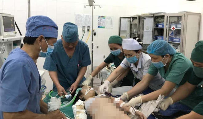 Các bác sĩ cấp cứu nạn nhân ngay sau khi đưa vào viện.Ảnh: BSCC