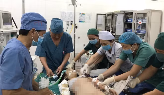 Các bác sĩ cấp cứu nạn nhân ngay sau khi đưa vào viện.Ảnh: BSCC