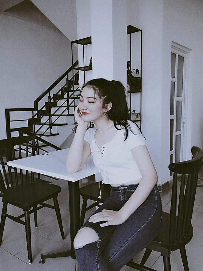 Sau khi video tặng hoa chủ tịch Kim Jong Un được quay và phát trực tiếp trên đài truyền hình nổi tiếng KBS của Hàn Quốc, nhiều người Việt Nam đã đăng lại clip này trên fb cá nhân.