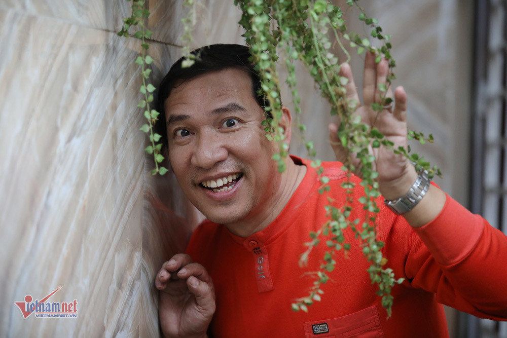 "Táo Kinh tế" bảo kỷ niệm đáng nhớ nhất dịp Tết với anh đó là năm có người con đầu tiên được đi cùng gia đình đi đón Tết và cô gái ấy năm nay đang học lớp 11. "Cảm giác bế cô con gái bé xíu đi đón Tết tâm trạng lâng lâng khó tả đến giờ tôi vẫn nhớ" - nghệ sĩ Quang Thắng bộc bạch. 