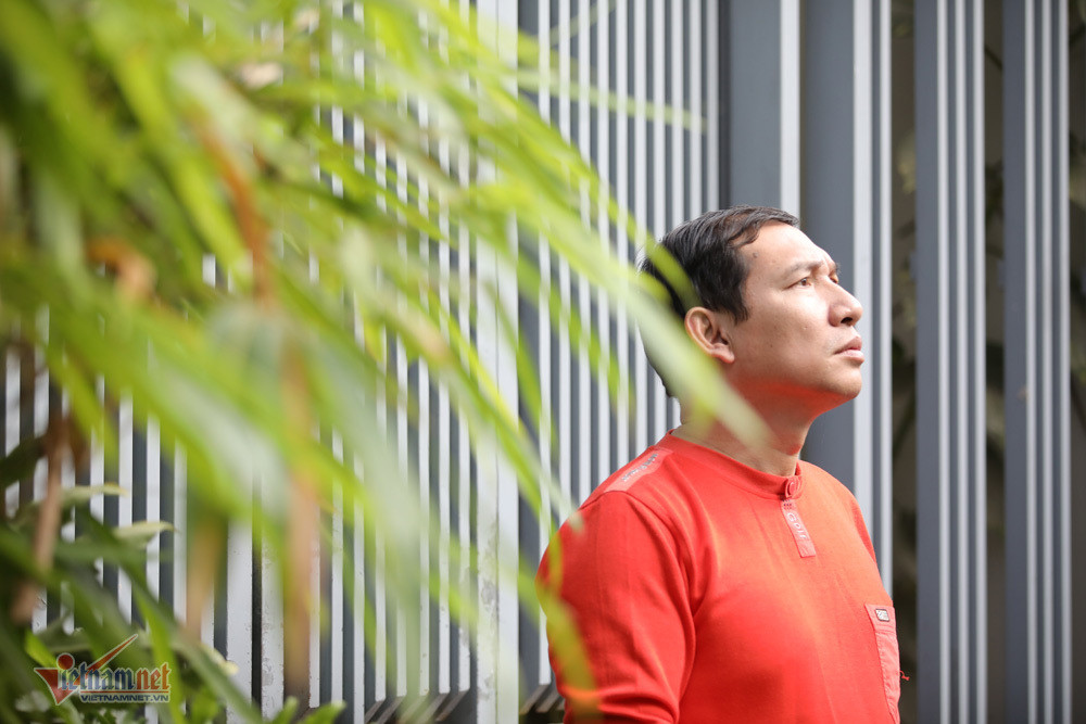 Quang Thắng bảo tuổi thơ của anh lúc đó đất nước còn nghèo nên những cái Tết có nhiều thiếu thốn. "Tôi vẫn nhớ có đúng một cái áo len mẹ đan cho mặc suốt. Đến độ Tết mà áo len ấy bị tuột chỉ, rách vẫn chẳng có cái khác để thay. Khi nhìn thấy ông chú có chiếc áo dạ mới được mua từ Sài Gòn cứ ngắm mãi. Trẻ con nên mong có tấm áo mới ngày Tết nhưng đâu phải ai cũng được" - nghệ sĩ hài Quang Thắng bồi hồi nhớ lại. 