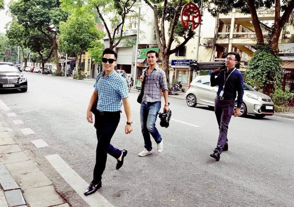 Ngay sau khi những bức ảnh về phóng viên nhà mình được chia sẻ trên MXH đã thu hút hàng nghìn lượt thích và bình luận.