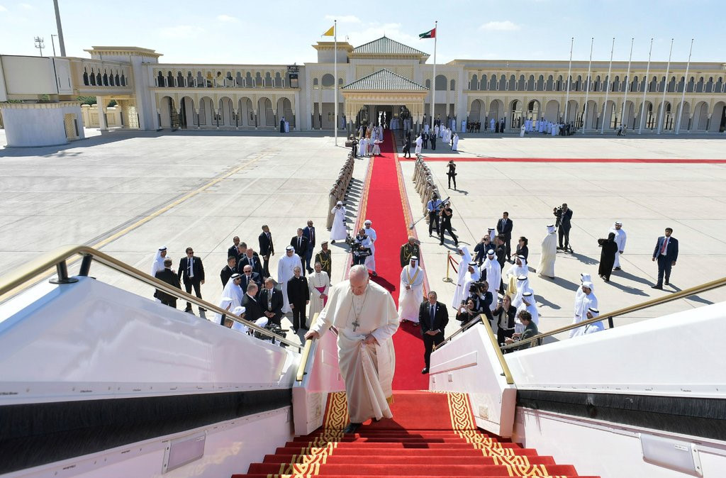 Giao hoang lan dau thua nhan nu tu Cong giao bi lam dung tinh duc