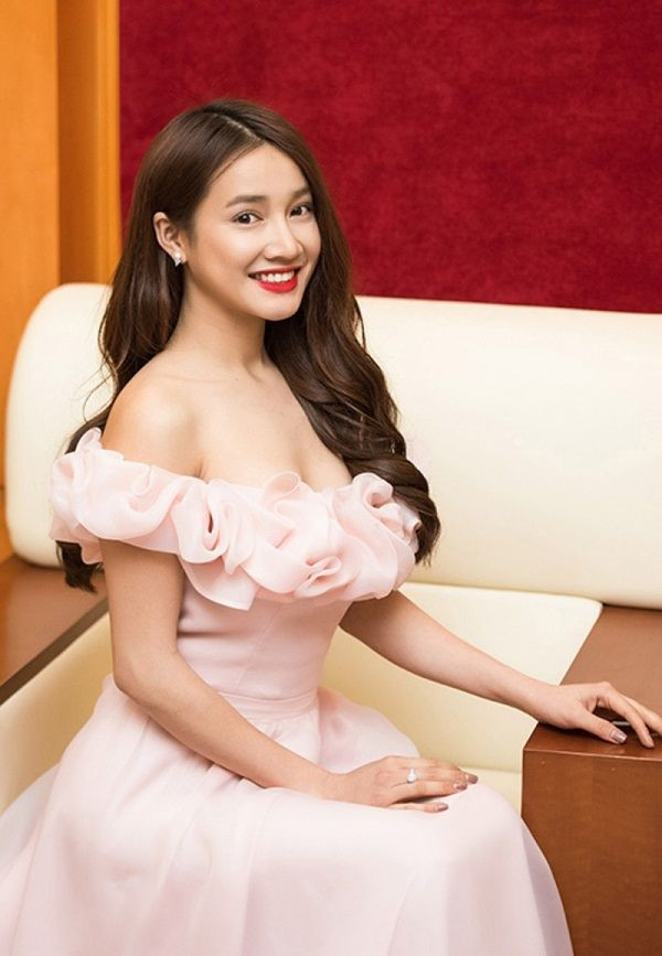 Bạn gái của Trường Giang thường chọn đầm xòe bồng có chi tiết cắt cúp, khoe khéo “đôi gò bồng đảo” căng đầy.