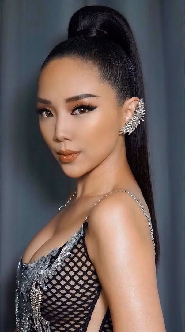 Từ khi theo đuổi phong cách sexy, Tóc Tiên ngày càng chăm khoe body nóng bỏng của mình.